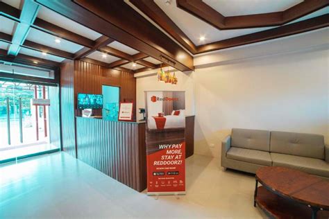 RedDoorz @ Traveler's Inn Bajada in Davao .